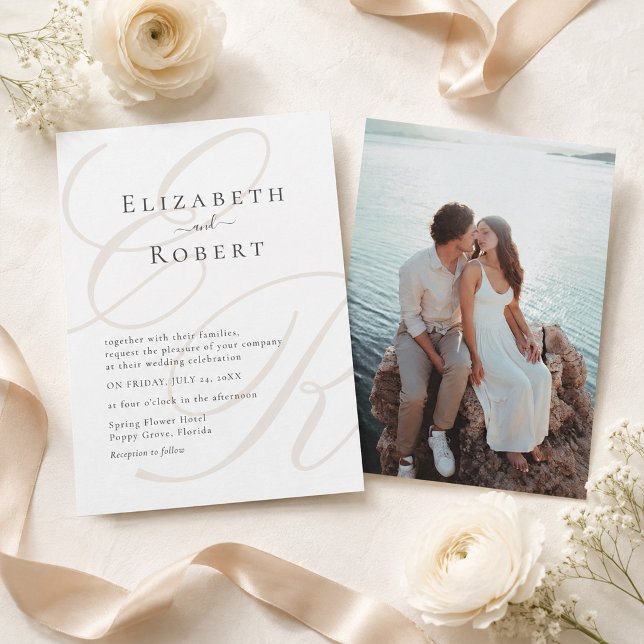 Faire-part de mariage photo à monogramme minimalis (Minimalist Monogram Photo Wedding Invitation on a table with white flowers and beige silk ribbon)