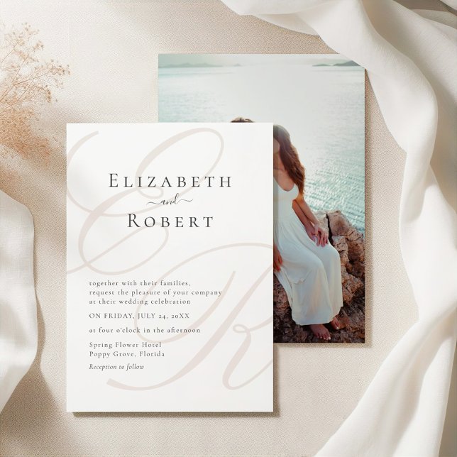 Faire-part de mariage photo à monogramme minimalis (Minimalist Beige Monogram Couple Photo Wedding Invitation on an elegant silk tableclothes.)