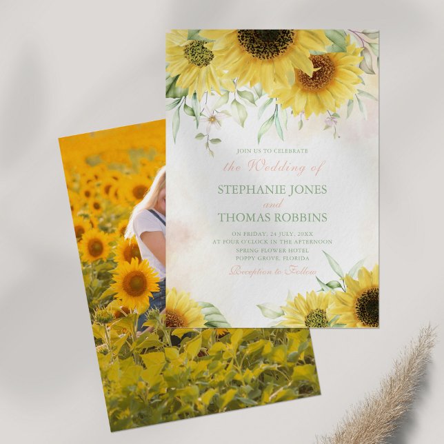 Faire-part de mariage photo personnalisée de tourn (Rustic Sunflower Custom Photo Wedding Invitation on white table with pampas grass.)
