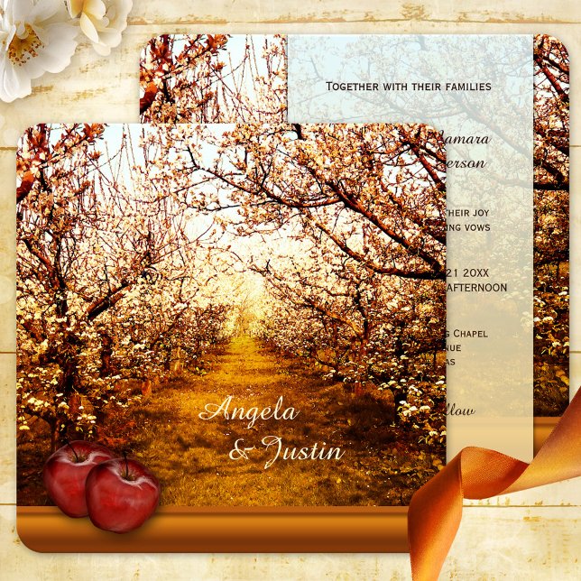 Faire-part de mariage romantique Apple Orchard (Colorful wedding invitation featuring a orchard and apples in sunny ocher and reds)