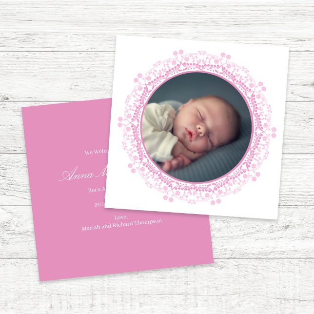 Faire-part de naissance bébé floral rose élégant (Elegant pink floral baby announcement with soft blush tones and newborn photo)