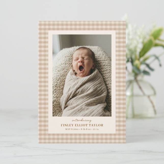 Faire-part de naissance Gingham Beige Présentant l (Debout devant)