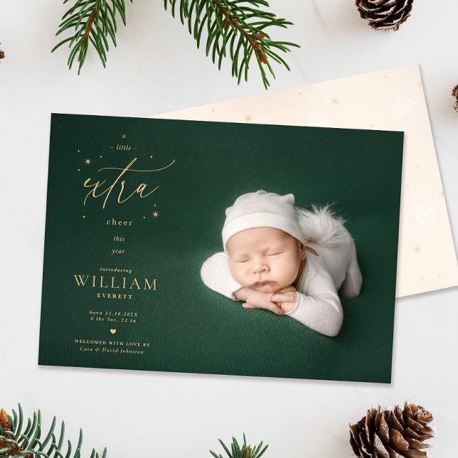 Faire-part de naissance hivernal avec photo de béb (Extra cheer Christmas Birth announcement photo card flatlay with pinecones and foliage)
