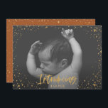 Faire-part de naissance introduction d'étoiles d'é<br><div class="desc">Faire-part de naissance présentant l'écriture or et étoiles classe carte moderne. Avec un texte de script et une conception d'effet or,  la couleur arrière-sol peut être modifiée pour convenir à votre style.</div>