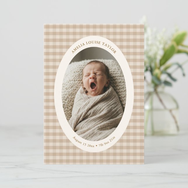 Faire-part de naissance ovale en vichy beige neutr (Debout devant)
