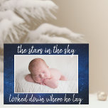 Faire-part de naissance photo de bébé de Noël reli<br><div class="desc">Les étoiles du ciel regardaient là où il était allongé. Un magnifique faire-part de naissance de Noël religieux avec votre jolie photo de nouveau-né sous les chansons de Noël de Away in a Manger. Annoncez les détails de votre bébé garçon au dos avec votre message de vacances. L'avant de cette...</div>