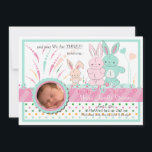 Faire-part de naissance photo de la famille Bunny<br><div class="desc">Une faire-part de naissance mignonne avec une famille de lapins et une fenêtre photo ronde à pétoncles pour la photo du nouveau bébé. (FP) La carte est facile à customiser avec votre libellé, police, couleur de police et choix de six types de papier. Pas exactement ce que vous cherchez ?...</div>