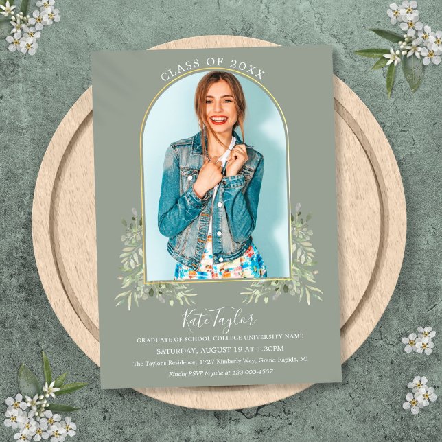 Faire-part de remise de diplôme avec arche dorée e (Gold Arch Photo Sage Green Foliage Graduation Invitation)