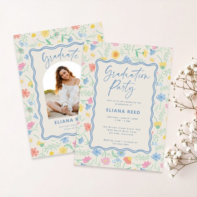 Faire-part de remise de diplôme avec photo florale (Wildflower pattern pastel colors graduation photo announcement with invitation on the back )