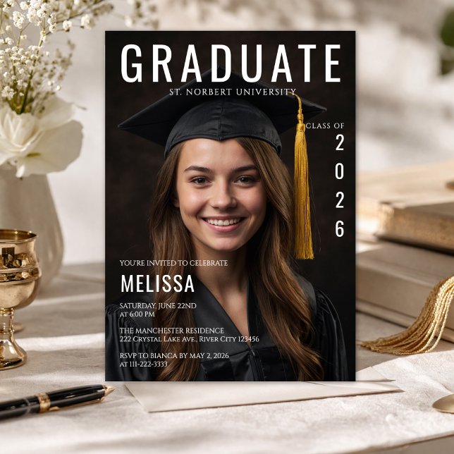 Faire-Part de Remise de Diplôme de Style Magazine  (Modern magazine-style graduation invite with photo, clean layout, and elegant black design.)