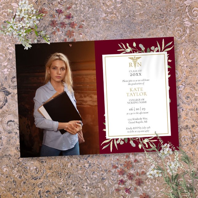 Faire-part de remise de diplôme d'infirmière en ro (RN Nursing Graduation Burgundy Foliage Photo Invit Invitation)
