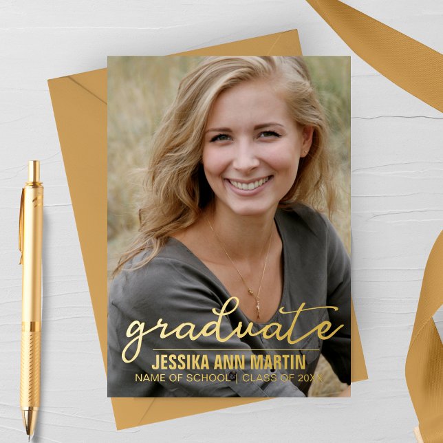 Faire-part de remise de diplôme en calligraphie mo (Real Gold Foil Graduate Script Modern Graduation Announcement Card)