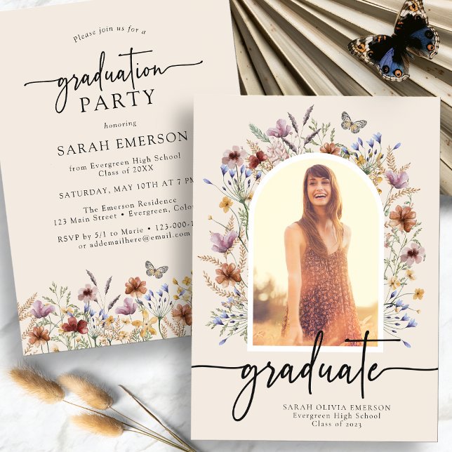Faire-part de remise de diplôme floral (Floral Watercolor Boho Graduate Announcement with Butterfly by Painted Paperie
)