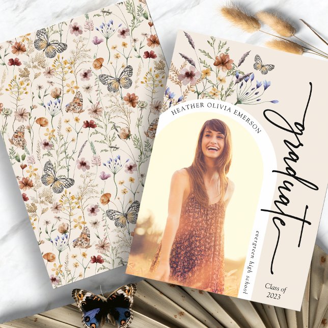 Faire-part de remise de diplôme Floral Moderne (Modern Floral Graduate Picture Announcement with Butterfly by Painted Paperie
)