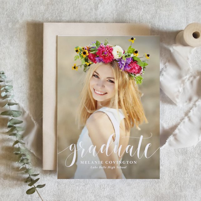Faire-part de remise de diplôme photo calligraphie (Customizable whimsical photo graduation invitation featuring modern calligraphy. )