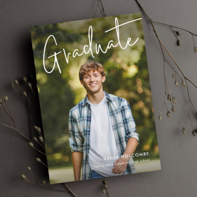Faire-part de remise de diplôme simple photo avec  (Modern Graduate Script Photo Graduation Announcements.)