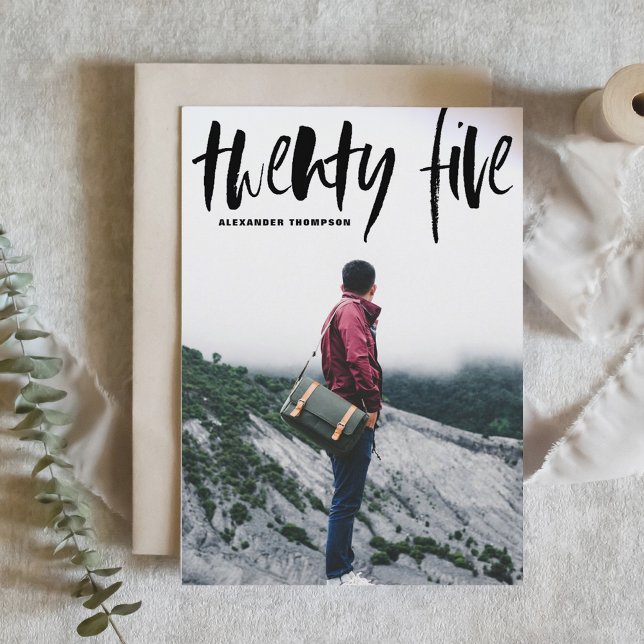 Faire-part de remise de diplôme Typographie Pincea (Customizable class of 2025 photo graduation invitation featuring rustic lettering. )