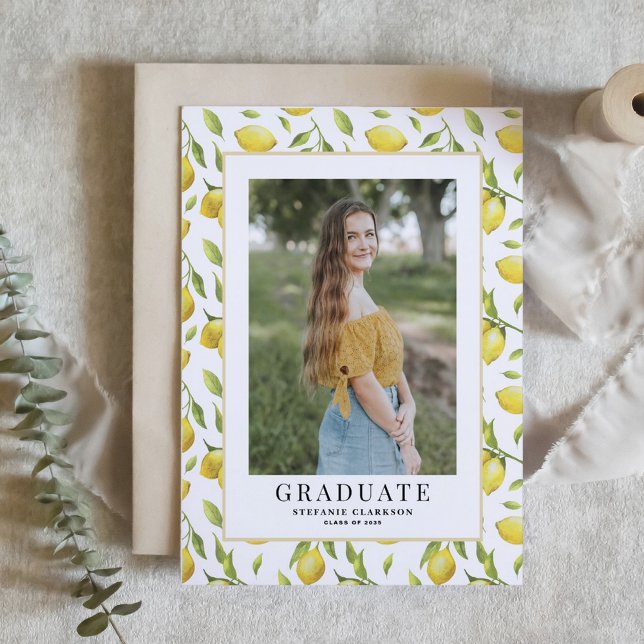 Faire-part de remise de diplômes avec motif de ver (Customizable photo graduation invitation featuring watercolor lemon pattern.)
