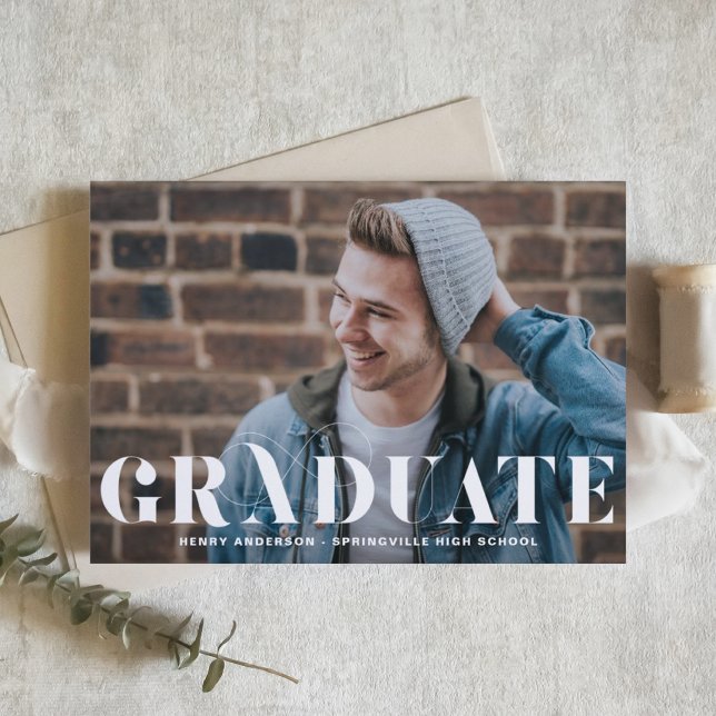 Faire-part de remise de diplômes avec photo et typ (Customizable photo graduation invitation featuring modern typography. )