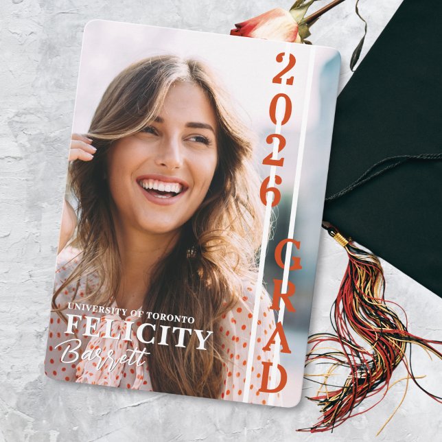 Faire-part de remise de diplômes moderne Classe de (Modern photo graduation announcement with vertical 2026 grad design and customizable details.)