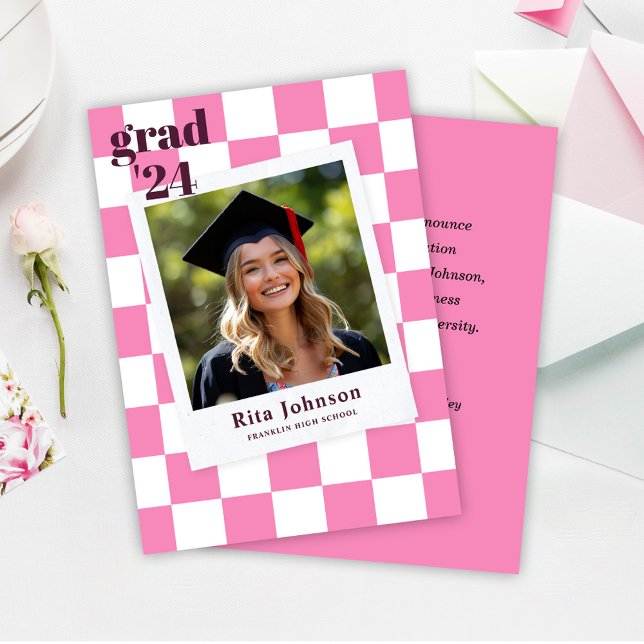 Faire-part Diplômé rose À damiers moderne photo (Hot Pink Checkered Modern Photo Graduation Announcement)