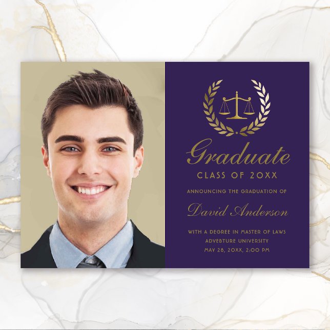 Faire-part Échelles d'or de la justice Droit Purple Graduatio (Gold Scales of Justice Law Purple Photo Graduation Announcement)