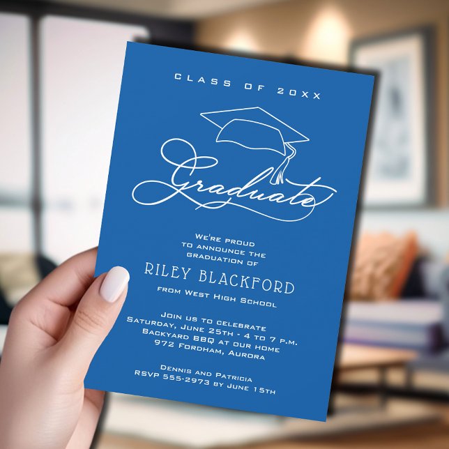 Faire-part Écriture élégante et capuchon de graduation sur fo (Blue graduation announcement cards feature your details in chic white lettering.)