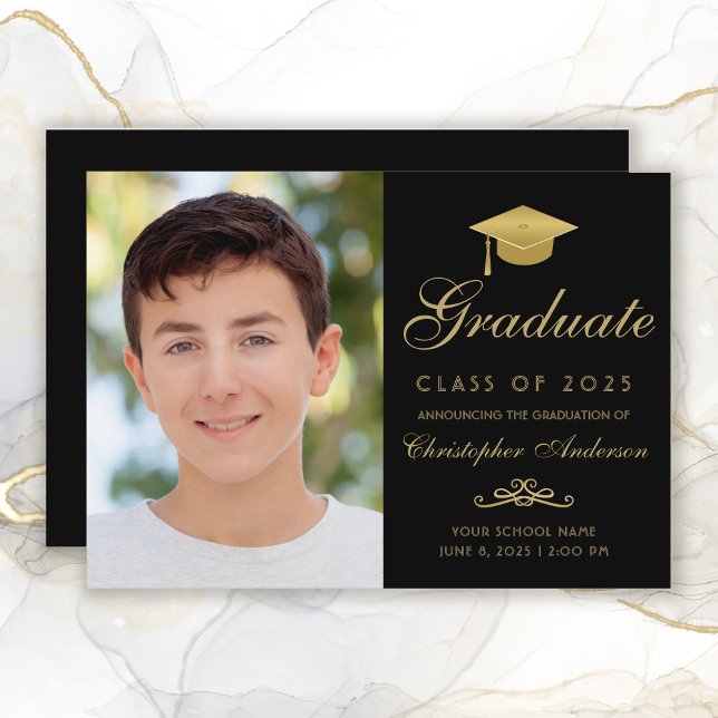 Faire-part Elégant Black Gold Script Casquette photo Graduati (Black and gold graduation announcement for boys)
