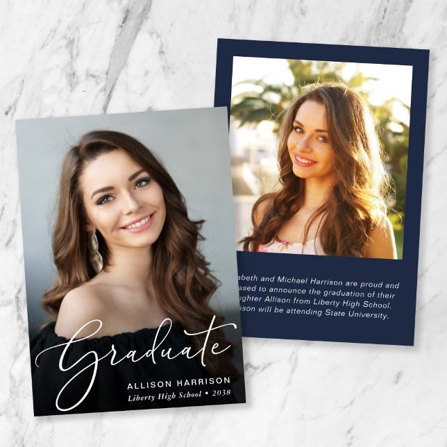 Faire-part Élégant blanc Script photo superposition Bleu Grad (An elegant photo graduation announcement to celebrate the graduate's achievements)