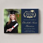 Faire-part Élégant Script Photo Blue Gold College Graduation<br><div class="desc">Faire-part moderne de diplôme de l'université bleu foncé avec "Classe de" dans une illustration en or clair d'une couronne de laurier incorporant un haut casquette et un diplôme, une photo du diplômé et leur nom dans un élégant script en or clair. Ajoutez leur école, leur majeure, leurs distinctions honorifiques ou...</div>