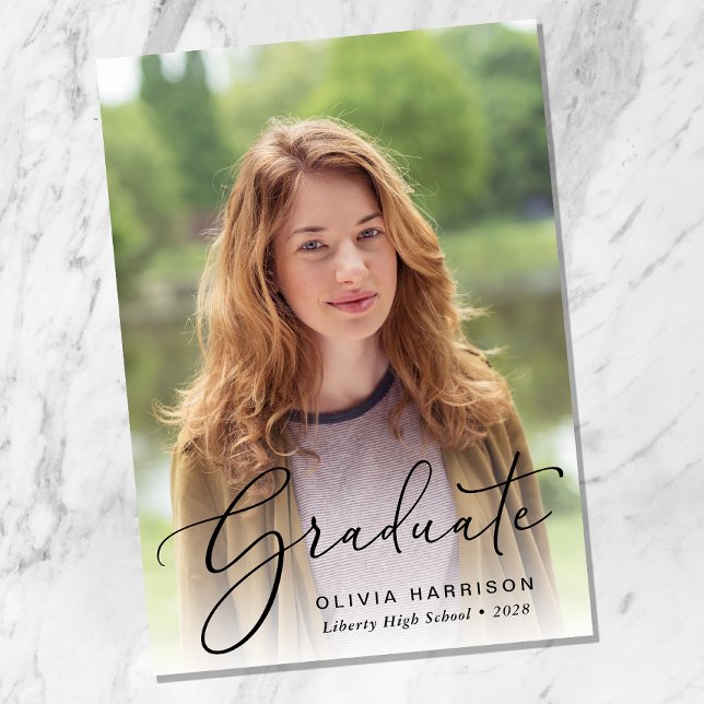 Faire-part Élégant Script Photo Overlay Graduation (An elegant photo graduation announcement to celebrate the graduate's achievements)