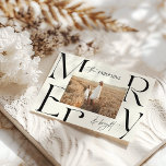 Faire-part Élégante typographie moderne de Noël joyeux<br><div class="desc">Moderne élégante typographie graphique minimale carte d'invitation de Noël fête. Une partie d'une collection de vacances audacieuse et amusante.</div>