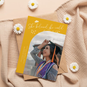 Faire-part Elle a cru en la photo de diplômée jaune incurvée