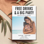 Faire-part Funny Free Drinks & Party Photo Enregistrer la dat<br><div class="desc">Photo moderne "Boissons gratuites et une grande fête (et nous nous marions) design en noir et blanc est customisé avec votre photo, noms, date mariage et emplacement. Ajoutez votre adresse de retour et les détails du mariage à l'arrière de la carte postale. Contactez-moi par le bouton ci-dessous si vous avez...</div>