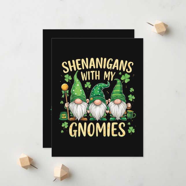 Faire-part Gnome de la Fête de la Saint-Patrick Chanceux Trèf (Devant/Arrière en situation)