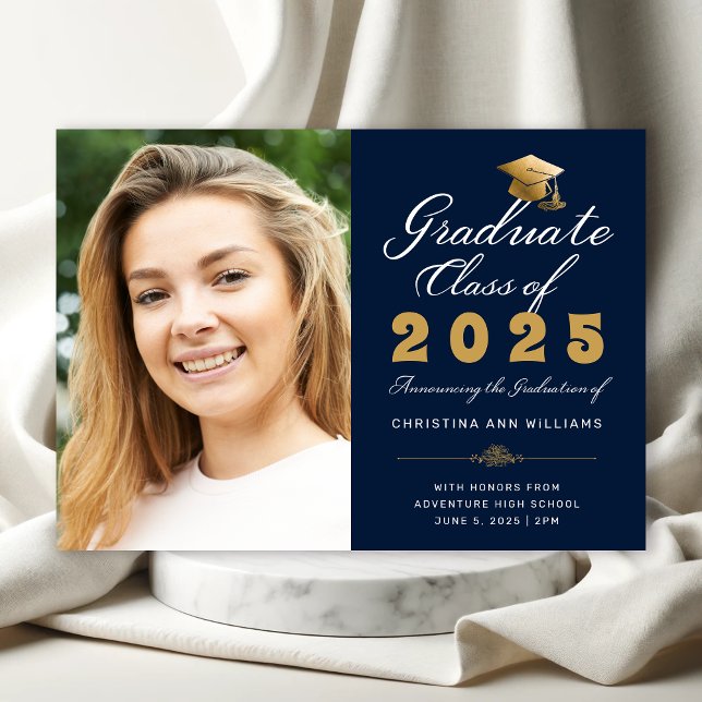 Faire-part Graduation Marine Gold Script Classe de 2025 Photo (Elegant Navy Blue Photo Graduation Announcement with Gold and White Calligraphy)
