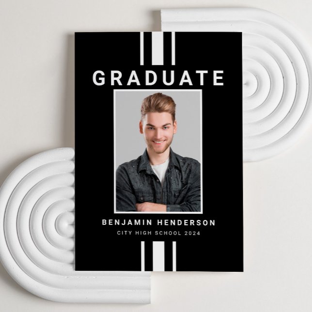 Faire-part Graduation moderne de Garçon noir et blanc (Custom Photo Modern Black And White Boy Graduation Announcement Card.)