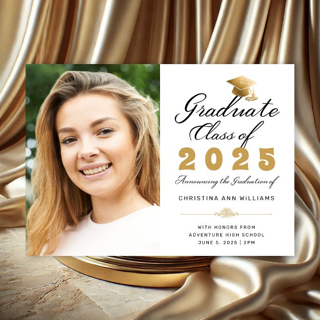 Faire-part Graduation White Gold Script Classe de 2025 Photo (Elegant White Photo Graduation Announcement with Black and Gold Calligraphy)