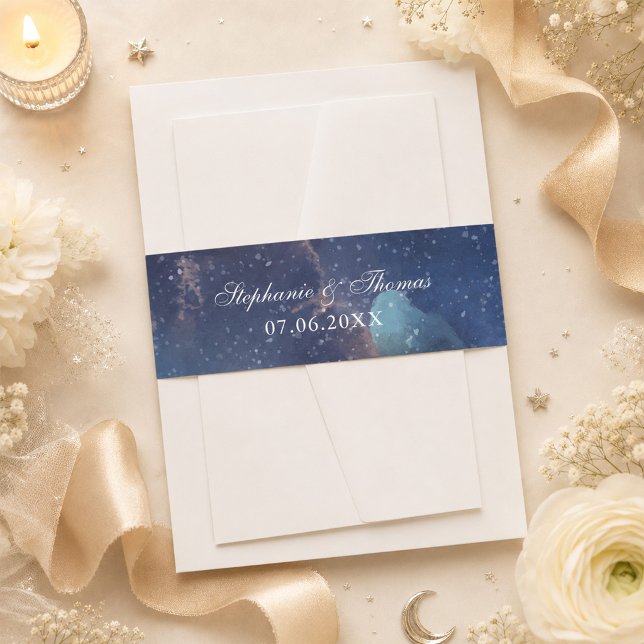 Faire-part Invitation de mariage avec bandeau ventral de la f (Starry Night Forest Wedding Invitation Belly Band on a table with celestial wedding decor)
