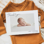 Faire-part Merci photo simple bébé Script Coeur naissance<br><div class="desc">Cette carte design et simple photo modèle de naissance faire-part recto-verso comprend une photo de votre nouveau-né garçon ou fille, message personnalisé qui peut être personnalisé, texte de typographie lettré à la main qui dit "Merci" avec un coeur entre les mots. Vous pouvez ajouter un bref message de remerciement ainsi...</div>