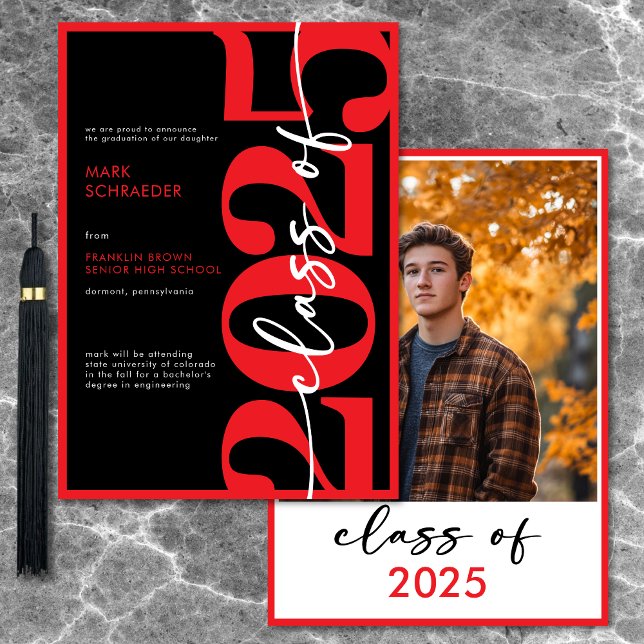 Faire-part moderne de la typographie rouge (Modern Red Typography Graduation Announcement)