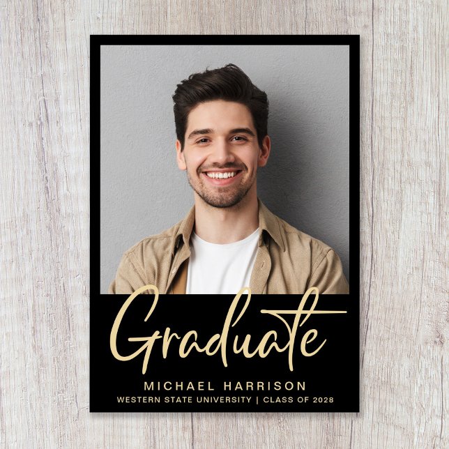 Faire-part Moderne Photo Bold Script noir Graduation (Modern Gold Script Black Photo Graduation Announcement)