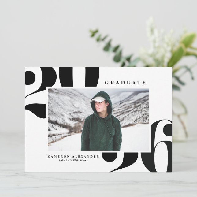 Faire-part Noir 2025 Typographie Gras Photo Remise de diplôme (Debout devant)