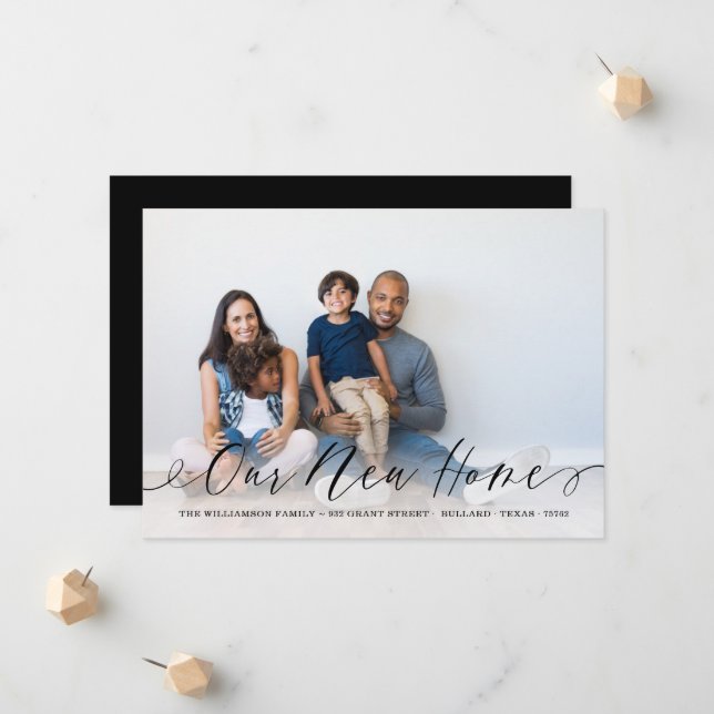 Faire-part Notre nouvelle maison Élégant Script Famille Photo (Devant/Arrière en situation)