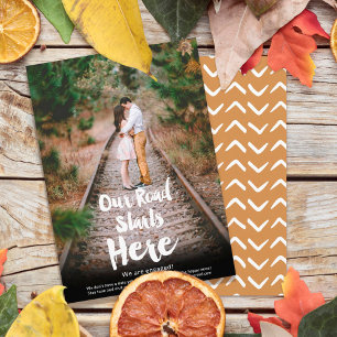 Faire-part Notre point de départ ici script photo fiançailles