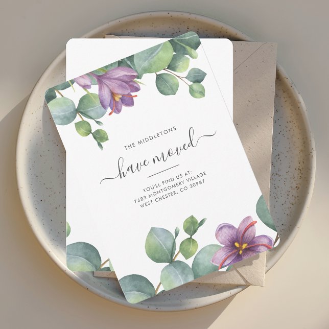 Faire-part Nous avons déplacé Eucalyptus Verdure Botanique Dé (Botanical Eucalyptus Sage Green and Purple Script Moving Announcement)