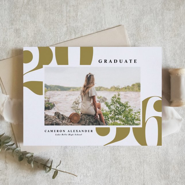 Faire-part Or 2026 Typographie Gras Photo Remise de diplôme (Customizable class of 2026 photo graduation invitation featuring retro bold typography. )