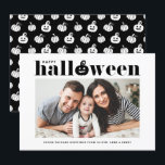 Faire-part Photo Jack-o-lanterne noir Halloween heureux<br><div class="desc">Joyeux Halloween ! Envoyez les salutations d'Halloween à votre famille et à vos amis avec cette carte à plat d'Halloween. Il est doté d'une typographie noir rétro audacieuse et d'un citrouille avec un motif citrouille correspondant. Personnalisez en ajoutant vos noms de photos et vos messages. Cette carte Halloween en noir...</div>