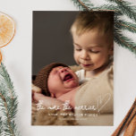Faire-part Plus la photo de la naissance de Noël est joyeuse<br><div class="desc">Carte de faire-part de naissance moderne de Noël avec typographie à lettres à la main qui dit "plus le plus le plus heureux" avec un coeur. C'est une carte faire-part de naissance pour les saisons de vacances ! Ajoutez vos photos, vos statistiques de naissance et un message ! Une photo...</div>