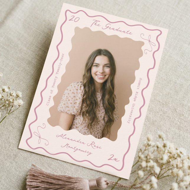 Faire-part Retro Wavy Hand Drawn Bow Grad Photo Graduation (Retro Wavy Hand Drawn Bow Grad Photo Graduation Announcement)